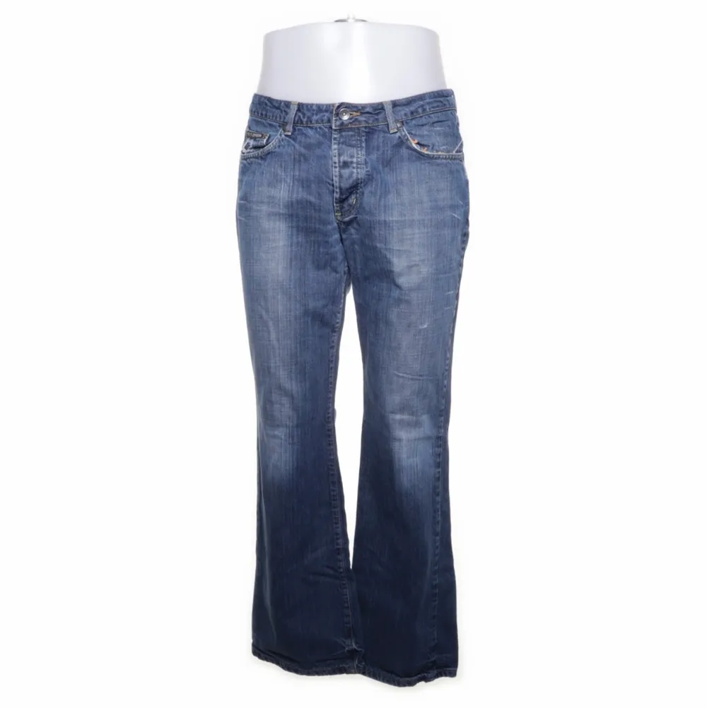 Säljer mina jätte fina harley Davidson Lågmidjade jeans köpta från Sellpy  , i jätte fint skick och har aldrig använt. Säljer pga av att de va lite förstora för mig. Högsta bud atm 340kr . Jeans & Byxor.