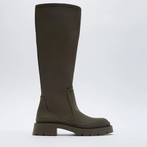 Gummistövlar Khaki Zara  - Säljer mina fina gummistövlar från Zara i mycket fint skick. 