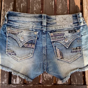 Miss me shorts - Jättesnygga och trendiga ”miss me” shorts i storlek 28❤️‍🔥 Skimrande stenar och brodyr samt dragkedja på sidorna. Jättefint skick! ❤️‍🔥