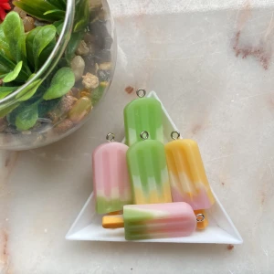 Berlocker glassar - Jättefina berlocker i form av en glass! Perfekta om man ska göra smycken. Har 5 st inne så det gäller att passa på! 3 kr st!