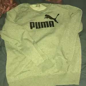 En vintage puma sweatshirt i bra skick Inga skador eller fläckar Sitter som m/l