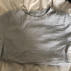 Randig t-shirt  - Säljer denna randiga t-shirt, om du är intresserad kontakta mig, köpare står för frakt 💕