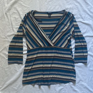 Snygg omlott aktig topp - snygg vintage topp från gammal h&m i brun/blå/vit färg. Strl L men passar S-L. Med 3/4 ärm. Köparen står för frakt. ⭐️