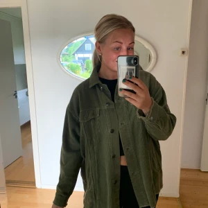 Jaka - Jätte fin grön marchester jacka från zara som jag tyvärr inte använder längre. Väldig snygg i modellen (over size) släng iväg ett meddelande om du vill ha bilde på🥰