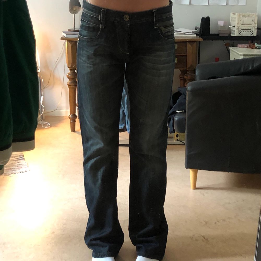 Jeans från Jack & Jones i storlek 34/36💗 säljer då de ej kommer till använding, långa på mig som är 178 (se sista bilden) . Jeans & Byxor.