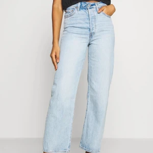 Levis jeans - Säljer mina levis ribcage straight jeans i en jätte fin ljus blå färg. Sparsamt använda på en semester, annars har dem bara hängt i garderoben. Jag bor i FL så har inte mycket använding för jeans i värmen:) frakt tillkommer eller mötas i gbg, är 170 🥰