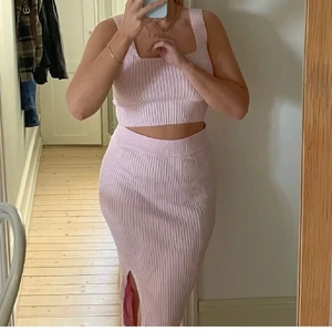 Ribbat set Gina - ((Lånade bilder)) Säljer vidare detta otroligt fina ribbade sett från gina tricot. Knappt använt då det inte kommit till användning. 🫶🏻  Storlek S i toppen, M i kjolen