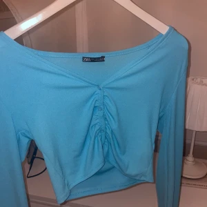 Zara topp - Söt topp ifrån Zara i storlek Small. Är i fint skick  Köp för 100kr + frakt❤️