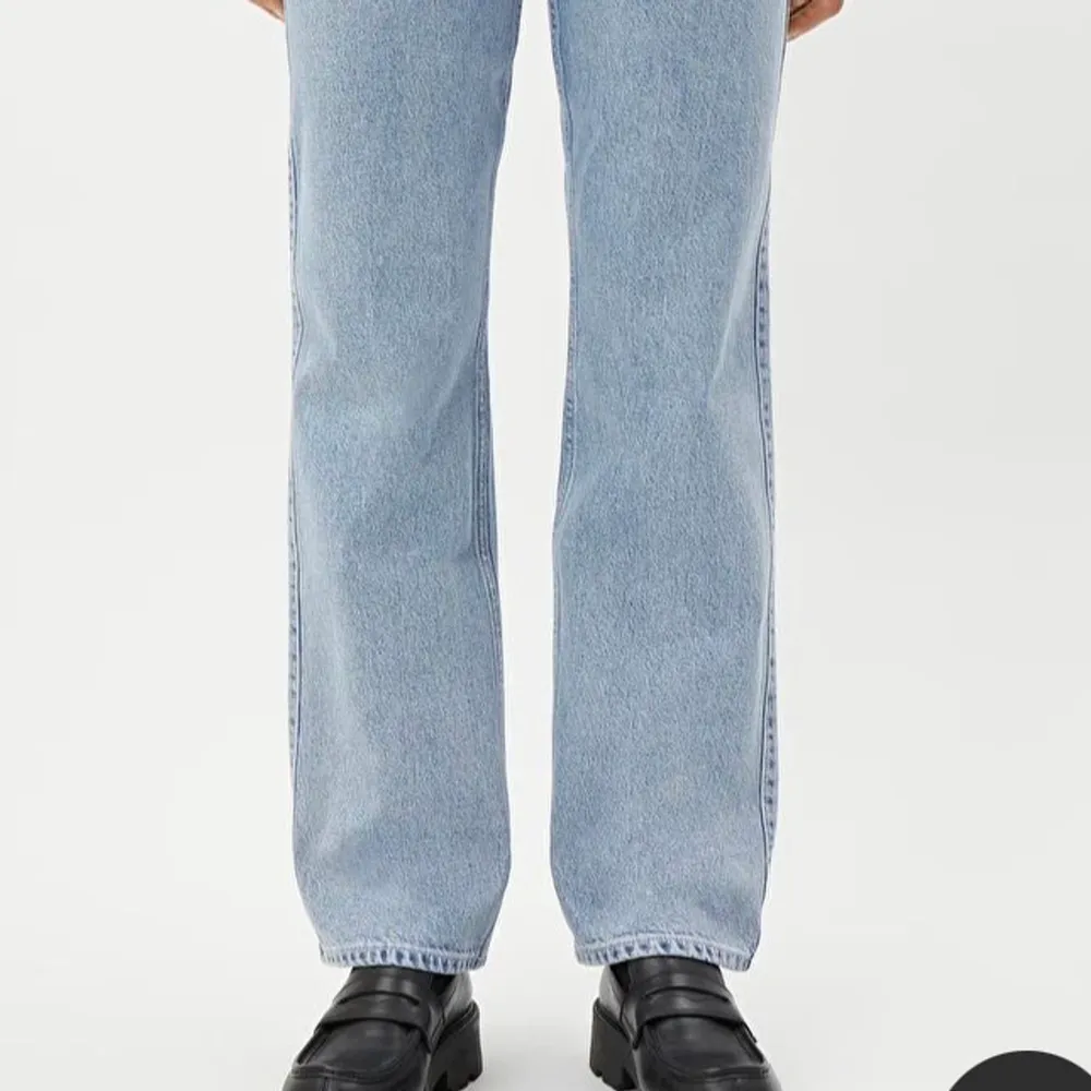 Ett par superfina jeans från weekday som jag köpte nya för 500kr men som inte passade så bra så jag säljer vidare. Använt ca 2 gånger men är som i nyskick. Midjemått: 86 innerbenslängden: 84. Passar mig i längden som är 178cm. Frakten ingår i priset💗. Jeans & Byxor.