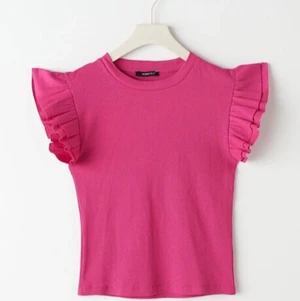 Rosa volang tröja💗 - Rosa volang tröja från Gina tricot som passar ihop med väldigt mycket och är i väldigt bra skick💗