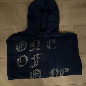 Säljer blå one of one hoodie. Befintligt skick, använd men fin. Storlek M