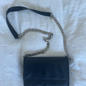 Väska  - Fin väska❤️ lite sliten i en söm men går säkert att fixa, syns dock inte när man använder den. Fraktar eller möts i Stockholm 