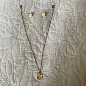 Blom set - Blom sett som består av örhängen och ett halsband. Väldigt fina. Inte alls använda. ❤️