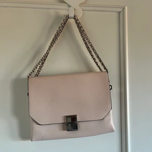 Axelremsväska från Zara - En beige axelremsväska från Zara, använd någon enstaka gång. Går själv att avgöra längden på bandet.