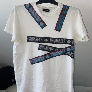 Dsquared2 - Äkta dsquared2 tröja från best seacret i använt skick men inga hål, inga märken och det inte alls sliten ut