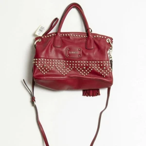 Röd guess väska med nitar - Söker denna väskan från guess med nitar eller liknade väskor❤️ hör av er ifall ni har denna elelr någon liknande
