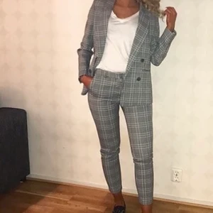 Kavaj & byxa från H&M - Säljer båda för 350kr Som nya använt en gång bara! Byxan i storlek 36 och kavajen i storlek 34!