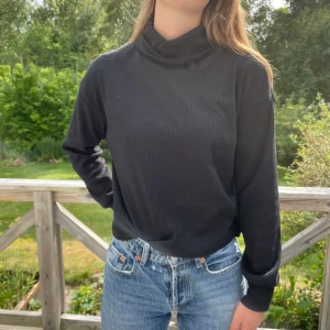 Svart polotröja - Svart ribbad tröja med krage 🖤