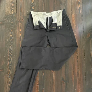 Dickies  - Säljer mina svarta dickies ”874 original fit” 30/30  Passar löst på strl S, jag är 169cm   