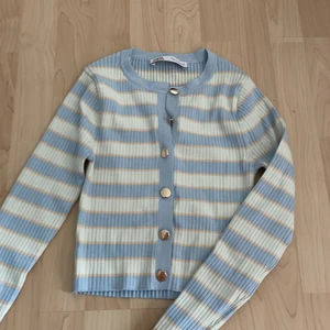 Zara tröja  - Långärmad tröja från Zara. Fint skick. Pris är diskuterbart. Skickas spårbart med Postnord