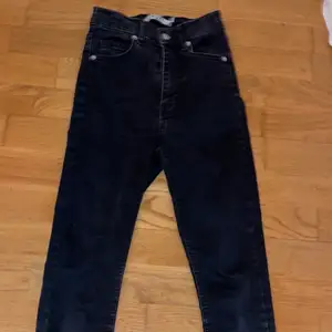 Svarta skinny jeans, använda typ 3 gånger, från NA-KD, fint skick❤️👌🏼 frakt 39kr
