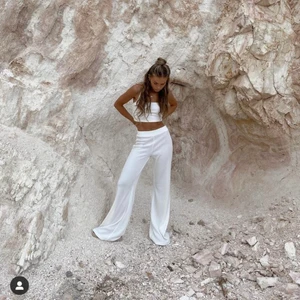 Hanna Schönberg x NAKD - Ett super snyggt set från Hanna Schönberg X NAKD! Prislapparna är kvar så helt nytt! Inte så genomskinligt (Har svarta trosor på bilden) Byxorna: S  Toppen: L 💛✨ pris diskuteras!!⚡️