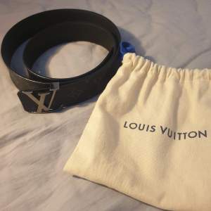 Nytt oanvänt!! Louis Vuitton skärp / bälte. Svart. Nypris 6890:-  Endast det du ser på bilden medkommer.