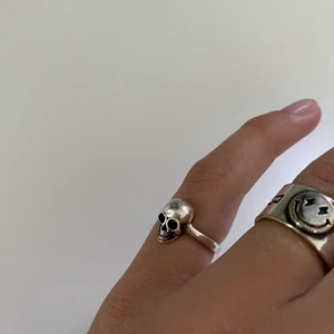 Dödskalle ring - En ring jag köpte på Gotland på en marknad för ett år sedan, sterling silver 925, det var en barnring men jag kan ha den på lillfingret!😃💕🍭 läggger till storleken när jag mätt! Frakt 29kr, tveka inte att höra av er