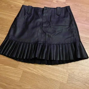 Black leather skirt - Svart läder kjol