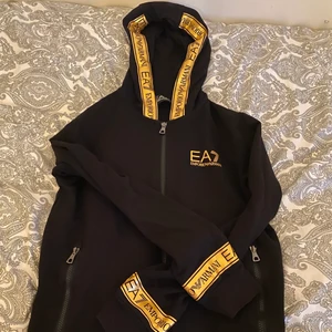 EA7 Empario Armani  - Säljer denna EA7 Empario Armani koftan. Andvänds några fåtal gånger. Passar storleken XS. Köpt på Zalando. Ny pris 1200kr. Kan mötas upp i Stockholm! 