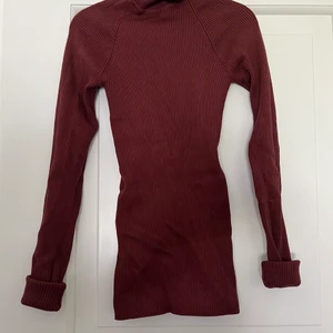 Vinröd polo storlek xs - En vinröd polotröja som passar perfekt till hösten. Så mjuk och skön. Aldrig använd 