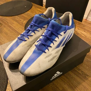 Adidas X Speedflow.3 fg storlek 45 - Säljer mina fotbolls skor pga av att ja har fått ett par nya som ja gillar mer. Skorna är i nytt skick förutom att dom är smutsiga vilket dom blivit av att ja spelat med dom på konstgräs. Använda ca 2 måmader utan slitage. 