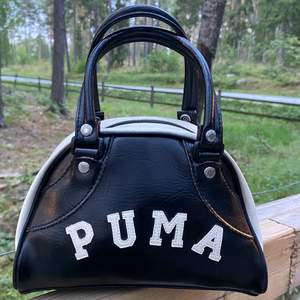 Läcker liten handväska från Puma. Sparsamt använd, så är fortfarande fräsch och fin. Denna är äkta.