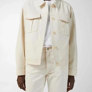 Arket jacka off-white - Arket off-white jacka i ull/bomull, storlek 34. Använd men i fint skick.