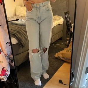 Jeans Gina Tricot - Dem är förstora på mig och för av sitter inte som dom ska på mig!Säljer dessa jeans från Gina Trocot i storlek   34. Köpte för 600 och säljer för 300, men frakt kommer läggas till. Kan mötas upp. Hör av er ifall ni har frågor eller önskan om fler bilder☺️ 
