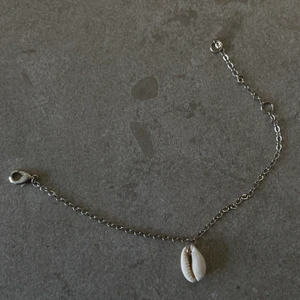 Snäckarmband🐚🌾 - Ett snäckarmband på en silvrig kjedja, egentillverkat! Finns tre olika ställen att fästa armbandet 