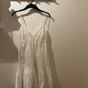 ZARA KLÄNNING - Sjukt söt klänning från Zara!💕 Den är justerbar i bak och man behöver inte ha något under!💕 lappen sitter kvar! Köpt för 399, säljer för 200💕 