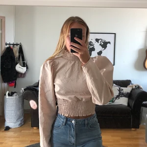 Blus med öppen rygg  - Blus från ginatricot med öppen rygg, knyte där bak. Fint skick använd en gång stl 34. Köparen står för frakten, kan annars mötas i Kalmar! 