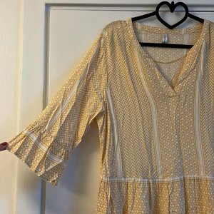 Super fin sommarklänning  - Super fin gul och vit sommarklänning. Storlek L. Rymlig i modellen. Frakt tillkommer