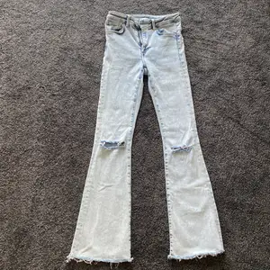 Lågmidjade ljusblå jeans med hål vid knäna. Stretchigt material, bra skick, nästan helt oanvända. ((( kostade runt 600 kr när jag köpte dom!! )))