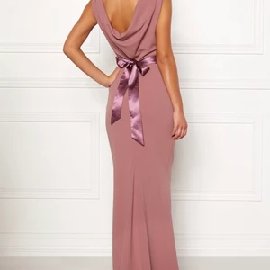 Balklänning - Säljer min otroligt fina balklänning från Carolina Gynnings kollektion med bubbelroom. Helt slutsåld och går inte längre att få tag i. Storlek 34, true to size. Jag är 174 lång och hade 5 cm klackar. Klänningen är uppstruken några cm. Mer info i Chatten✨