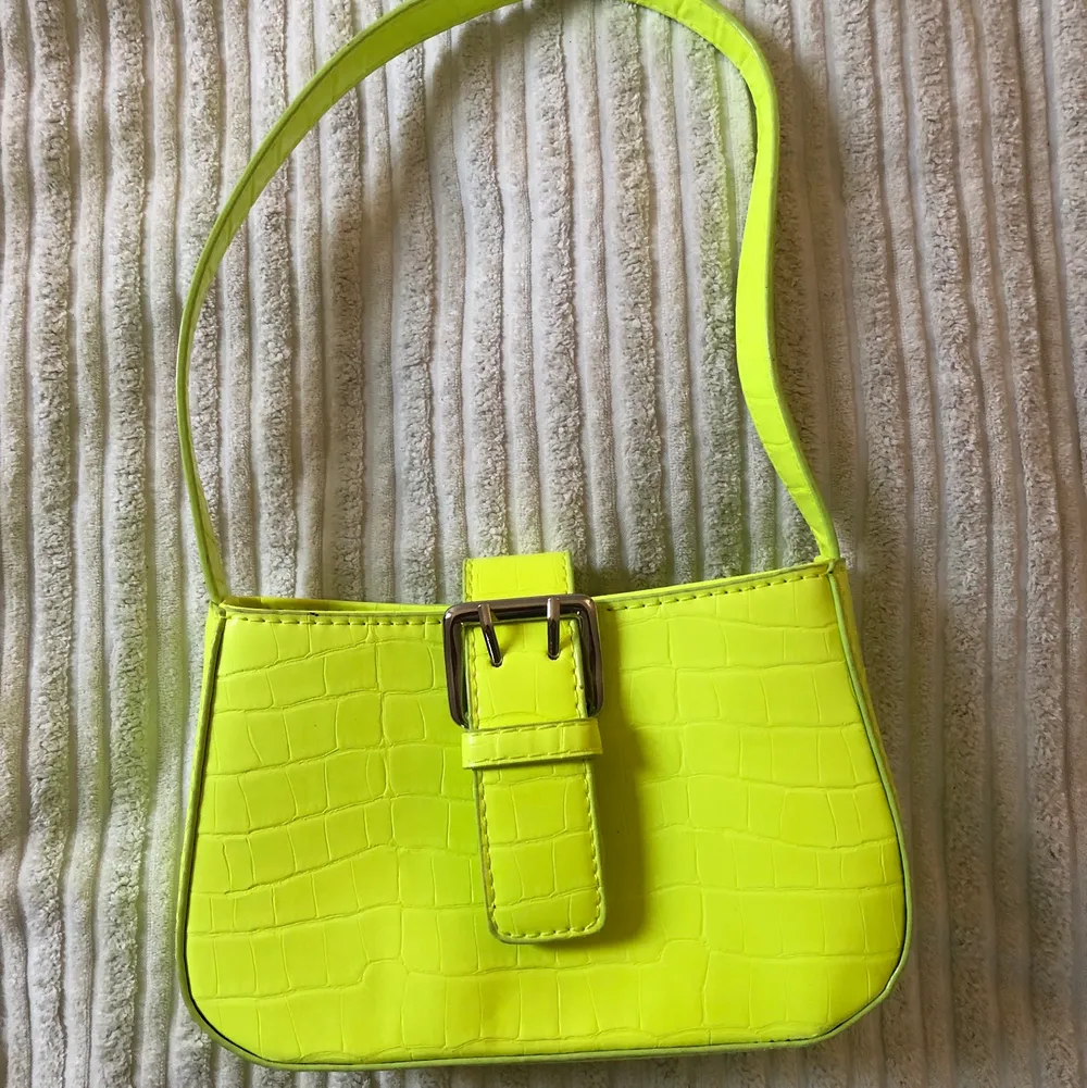 Säljer helt ny oanvänd mini väska från Pretty little Thing. I en fin neon grön färg. . Väskor.