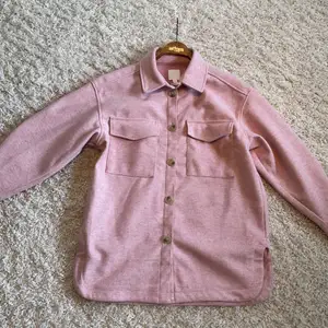 Jättefin rosa skjort jacka från H&M. Använd förtal gånger. Lite tunnare jacka som är perfekt nu till hösten eller våren 💓 köpare står för frakt. Skriv om du vill ha fler bilder 