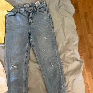 JEANS FRÅN CHIQUELLE - Knappt använda. Säljs pga liten storlek.  Passar en S skulle jag säga. Storlek 29/32