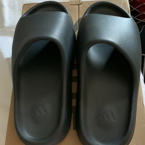 Yeezy Slides Onyx DS - Yeezy Slides Onyx Oanvända med box  Är små i storleken  44,5 passar 43