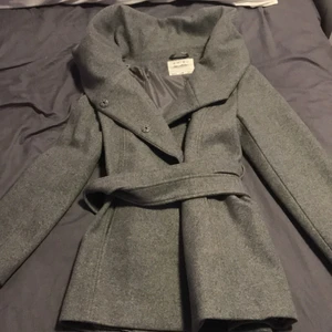 38 - Den är i storlek 38 och har aldrig använts då de var min mamma som köpte den de är inget fel på den säljer den bara för det inte är min typ 