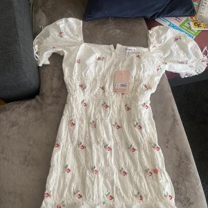 Klänning storlek s från missguded ny - Helt ny klänning med prislappen kvar