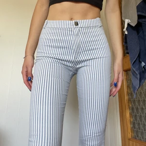 Mango randiga byxor - Kostym liknande byxor som är randiga i blå och vit från mango storlek 34