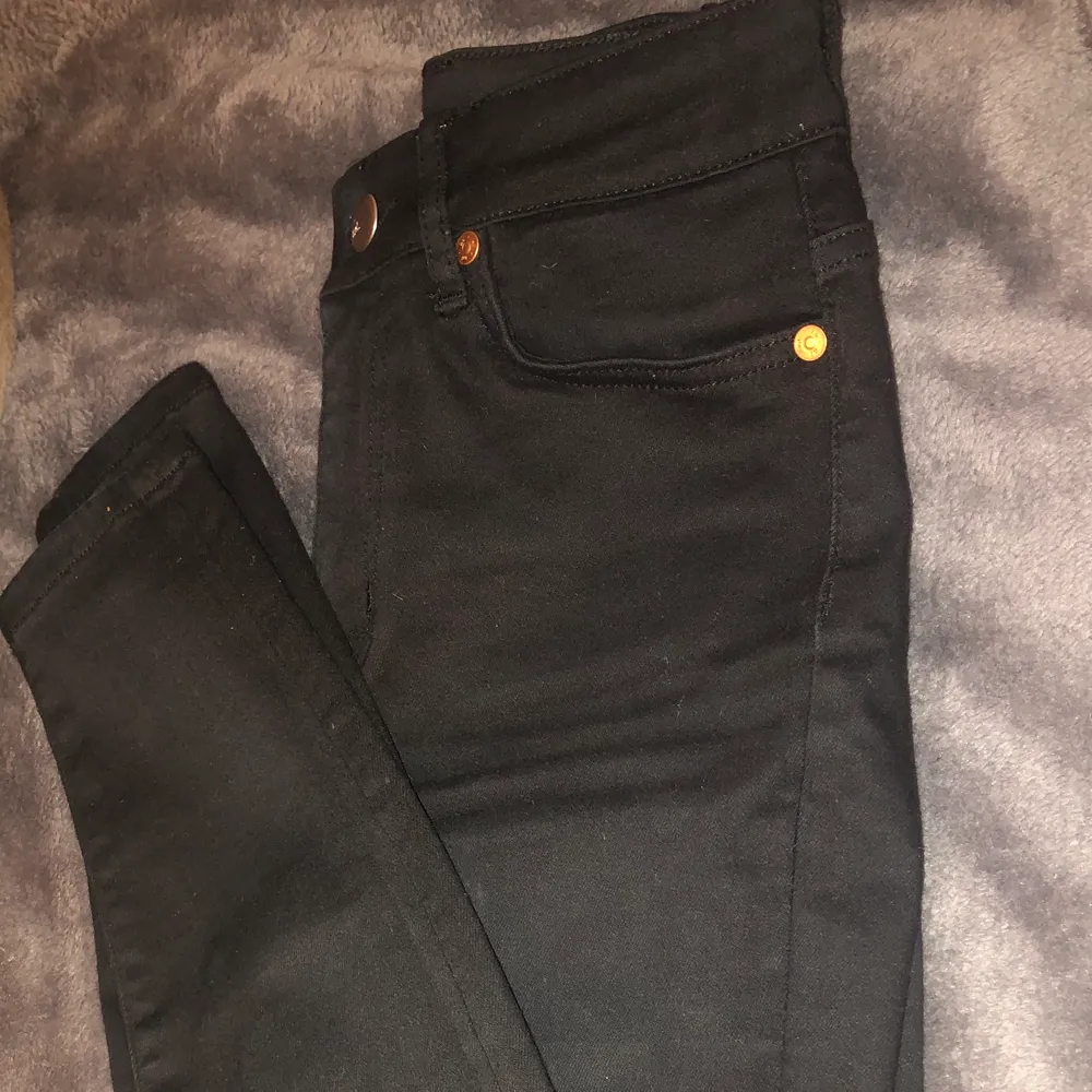 Oanvända svarta skinny jeans från lager 157. Jeans & Byxor.