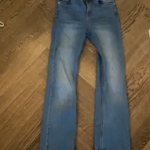 Blåa jeans köpta för ngt år sen, barn storlek 152 men passar mig som vanligtvis har 32/34. Skriv för frågor eller bilder🥰